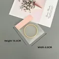 Dettaglio di un bracciale dorato in un sacchetto per gioielli in EVA smerigliato 10,5x8,8 cm - 8.8x10.5cm Smerigliato