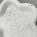 Makroaufnahme von 4x5mm weißen Herz-Harz-Nagelkunst-Anhängern und Bastelzubehör in einer Schale - Weiß