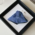 Dunkelblauer Denim-Haarclip mit weißen Schleifen und Herzmustern in einer Geschenkbox - Schleife Dreiecksklammer / Mittelblau