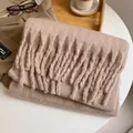 Écharpe épaisse en mohair beige avec franges et texture douce pour l'hiver - Marron