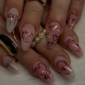 Unghie finte a mandorla rosa con cuori oro rosa, fiocchi e decorazioni perle - Stile Mandorla con Fiocco a Cuore Rosa(JP3710)