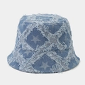 Dettaglio del cappello pescatore in denim azzurro con bordi sfrangiati e motivi a stelle - M (56-58cm) / Azzurro