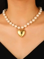 Collier élégant pour femmes avec perles blanches et grand pendentif coeur doré ajouré - Chaîne de perles avec grand pendentif coeur doré