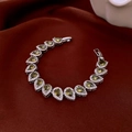 Vue détaillée des pierres de zircon vert olive en forme de poire sur le bracelet - Style Poire Halo (12#) / Argent-Vert