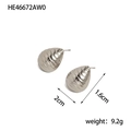 Detalle de pendientes de gota plateados con textura de relieve y medidas de 2cm por 1,6cm - Plata Gota