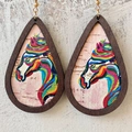 Orecchini a goccia in legno con motivo testa di cavallo neon colorato in stile western - Cavallo Neon