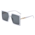 Gafas de sol blancas cuadradas con patillas de cadena dorada y lentes gris oscuro - Montura Blanca Lente Gris Oscuro