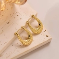 Détail de boucles d'oreilles dorées 18k en forme de U avec relief texturé sur pierre - EH066/Relief Écailles de Poisson
