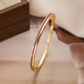 Bracciale rigido minimalista placcato oro 18K con pavé di zirconi rosa su sfondo materico - Oro con zircone rosa