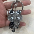 Portachiavi a forma di gufo argentato con strass e fiocco a pois bianchi e neri - Argento