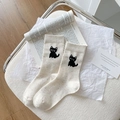 Cremefarbene Strick-Wadenstrümpfe mit bunten Flecken und niedlichem Katzen-Stick - Weiß Schwarze Katze