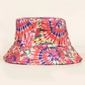 Vue détaillée du motif tie-dye en spirale coloré sur le chapeau bob en coton - M (56-58cm) / Rose rouge