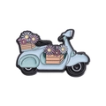 Broche en émail scooter bleu clair vintage avec boîtes de marguerites roses et fleurs - Scooter Bleu Clair (QHXZ190)