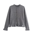 Detailansicht der grauen Strickjacke mit Perlmuttknöpfen und eleganten Rüschen - S / Grau