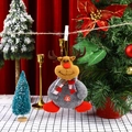 Dettaglio di una renna di peluche con vestiti in tweed grigio e bottone a fiocco di neve - Cervo