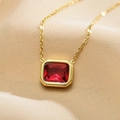 Elegante Halskette aus vergoldetem Edelstahl mit rechteckigem rotem Zirkonia auf Seide - Rot
