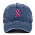 Détail broderie ruban rose sur une casquette en coton délavé bleu marine de haute qualité - Réglable / Bleu marine