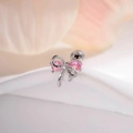 Silberner Schleifenohrring mit rosa Herz-Edelstein auf weißem Stoffhintergrund - Rosa (Einzelstück)