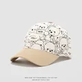 Dettaglio del cappellino in cotone per bambini con motivi di orsetti e etichetta laterale - 50cm (Consigliato 1-3 anni) / Cachi