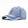 Vintage gewassen denim baseballpet in blauw met dikke decoratieve stiksels en een gebogen rand - Blauw