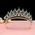 Dettaglio corona barocca dorata con pietre smeraldo a goccia e cristalli brillanti - Oro KC Verde
