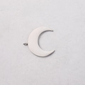 Detalle de un colgante de luna creciente plateada con acabado espejo y aro superior - Color Acero