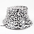 Cappello bucket alla moda in pelle PU con stampa leopardata bianca e nera per il tempo - Bianco