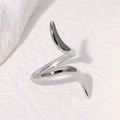 Anillo abierto minimalista en espiral de acero titanio plateado sobre fondo con textura - Abierto Ajustable / Estilo Espiral de Onda Plateado (40309-2)
