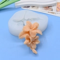 3D-Blumen-Silikonform für DIY-Backen und Tortendeko auf blauem Hintergrund - Blumenform