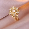 Elegante anello a fiore dorato con zirconi brillanti su un tessuto di seta beige - Stile di design floreale (J0366) / Oro