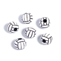 Detail von sechs weißen Acryl-Volleyball-Perlen mit schwarzem Stichmuster für DIY-Schmuck - Weiß+Schwarze Volleyball
