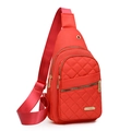 Rote Nylon-Umhängetasche mit Rautensteppung und goldenen Metallelementen für Damen - Stil 1 / Rot