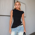 Top negro asimétrico sin mangas con pantalones vaqueros en denim azul claro - S / Negro