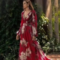 Robe longue rouge à fleurs avec col en V et manches longues pour les vacances d'été - S / Robes / Bordeaux