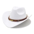 Weißer Filz Cowboyhut mit Lederband, Perlen und goldenem Federanhänger auf weißem Grund - M (56-58cm) / Weiß