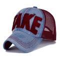 Gorra trucker de denim azul y malla roja con bordado en relieve de letras FAKE - Burdeos