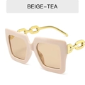 Gafas de sol cuadradas beige con lentes marrones y patillas de cadena dorada - Beige / Lentes de té