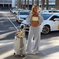 Completo 3 pezzi con felpa grigia, crop top giallo e pantaloni a gamba larga - S / Grigio