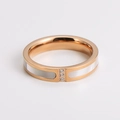 Detalle de anillo en acero oro rosa con incrustación blanca y tres circonitas centrales - US 6 / Oro rosa