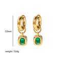 Gouden oorbellen met smaragdgroene steen, 32mm lengte en een gewicht van 10,8g - Groene Zirkonia Vierkante Oorbellen (TE6040-GN)