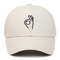 Casquette de baseball beige en coton avec broderie geste OK sur fond blanc épuré - Réglable / Beige