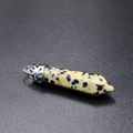 Zeshoekige Dalmatiër jaspis hanger met zilveren metalen oog op grijze basis - Dalmatijnse jaspis