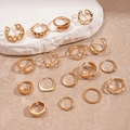 Set di 15 anelli dorati geometrici e minimalisti esposti su una base in marmo bianco - Oro (Set da 16 Pezzi)
