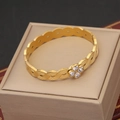 Macro-opname van gouden klaverarmband met kristallen en golvende bandtextuur - Glinsterende Klaver Golf Textuur Stijl (3#)