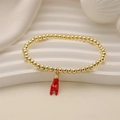Gouden kralenarmband met rode Mano Cornuta emaille hanger op witte achtergrond - Rood