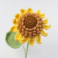 Nahaufnahme einer handgestrickten Sonnenblume mit gelben Blütenblättern und braunem Kern - Kleine Sonnenblume (S-Stil)