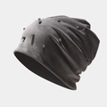 Detalle del gorro de terciopelo gris oscuro con adornos verticales de perlas y strass - M (56-58cm) / Rosa