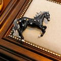 Détail macro de la broche cheval vintage avec émail noir et zircons étincelants - Or-Noir