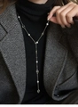 Elegant Y-shaped gold plated necklace with pearls and oval links on a female model - Silver