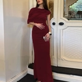 Vue détaillée du design drapé asymétrique et de la coupe ajustée de la robe de soirée bordeaux - XS / Bordeaux